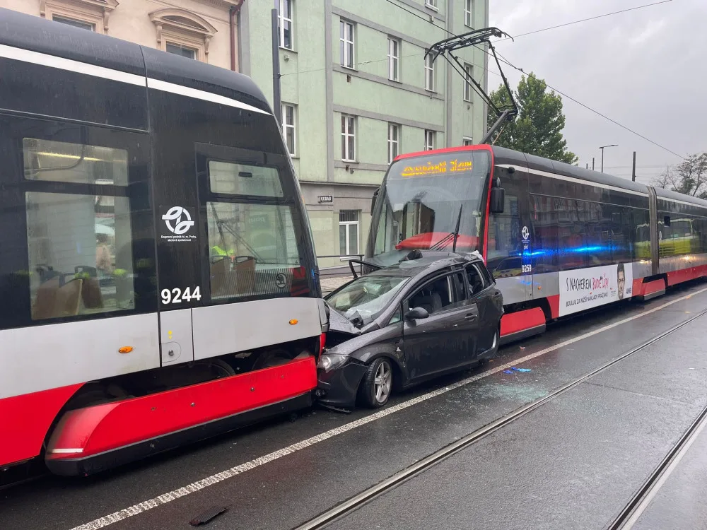 Řidička se dostala mezi dvě tramvaje. Ty její auto slisovaly