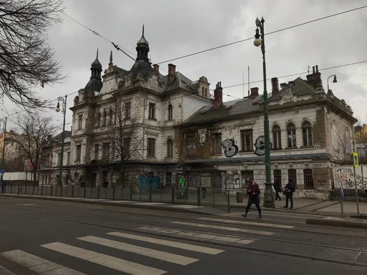 Nádraží Vyšehrad má 150 let. Z kdysi důležitého místa pro dopravu je dnes ruina