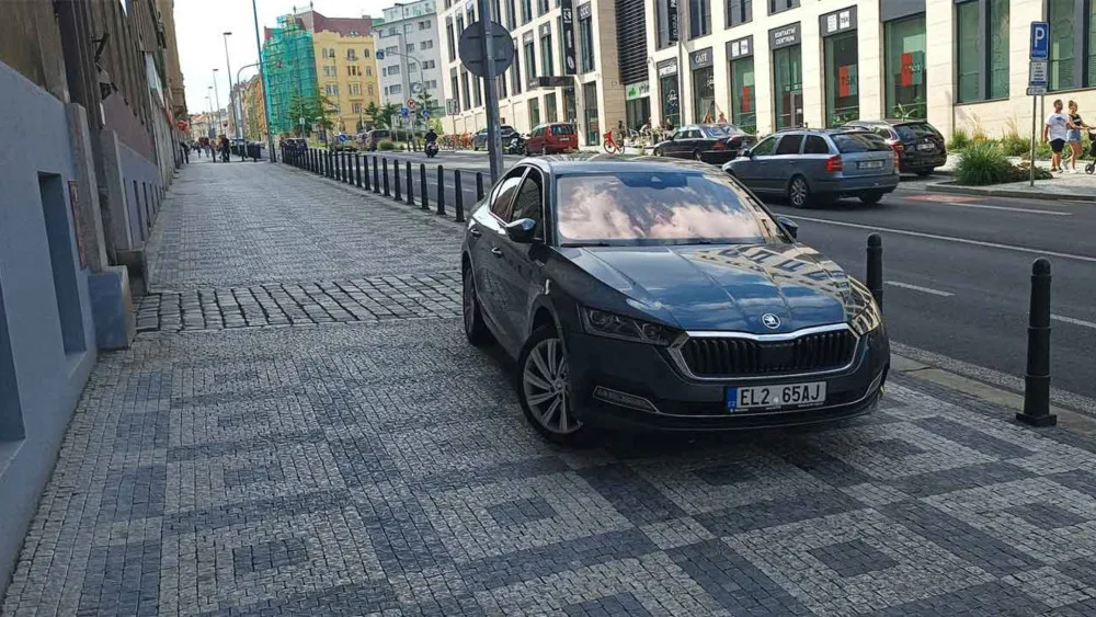 Autem jedu, když to žádá situace, říká Scheinherr po kritice za parkování na chodníku