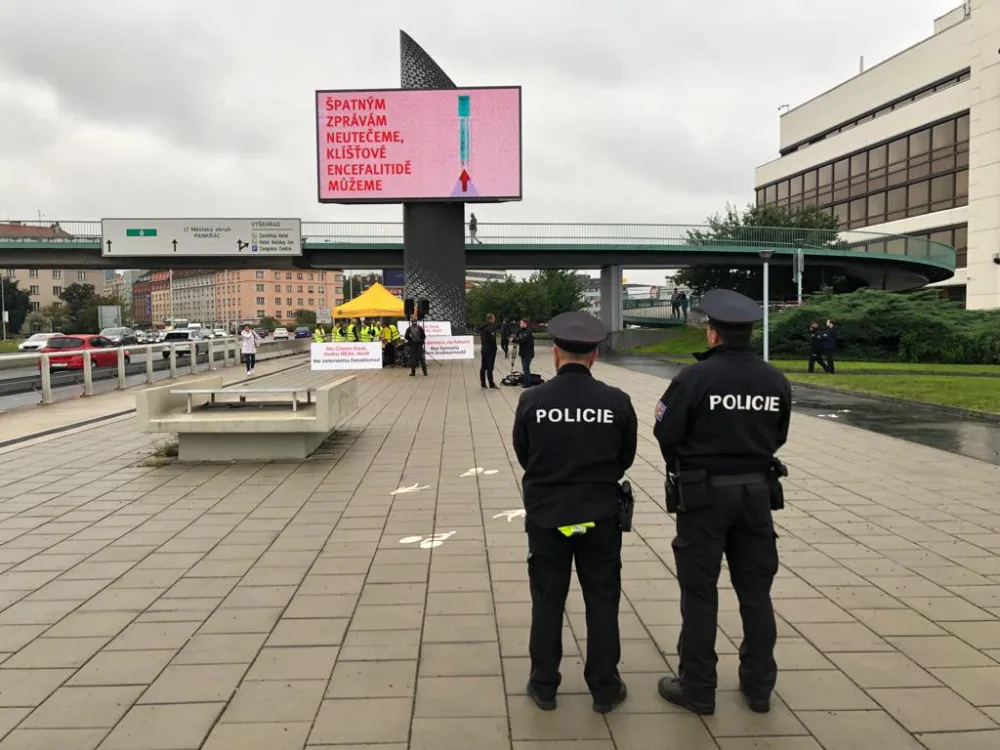 VIDEO: Zemědělci v Praze rozdávají brambory a jablka. Mají prý být poslední česká