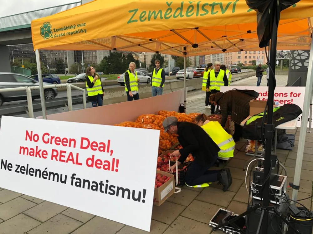 VIDEO: Zemědělci v Praze rozdávají brambory a jablka. Mají prý být poslední česká
