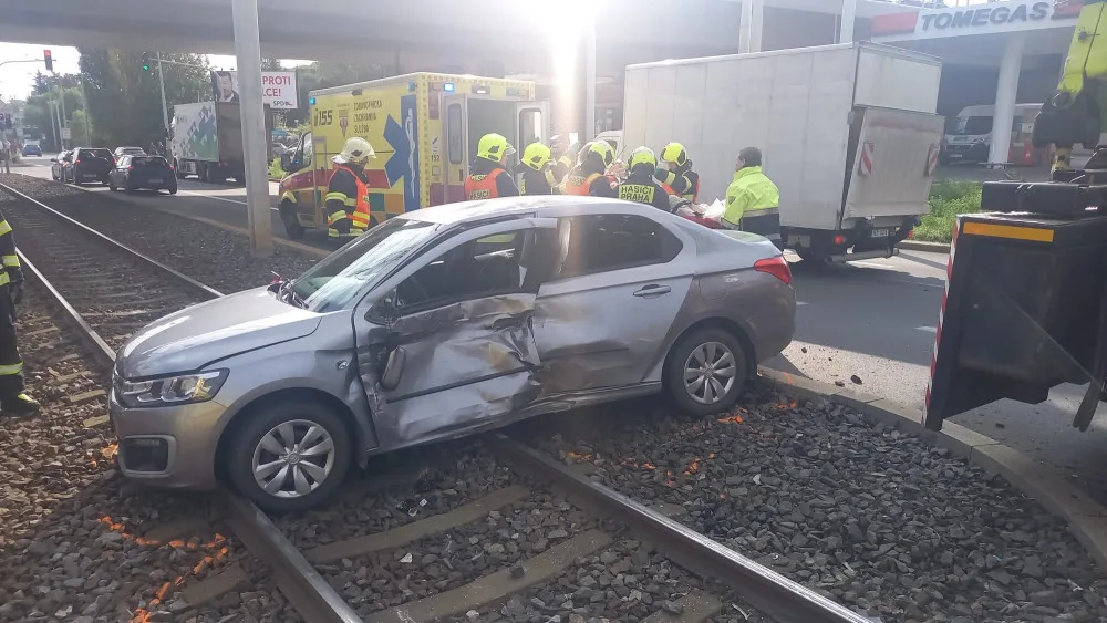 Auto se srazilo s tramvají a skončilo v kolejišti. Dva lidé jsou zranění