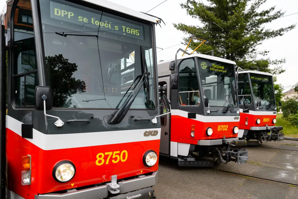 Tramvaje vyřadili a stojí ve vozovně.