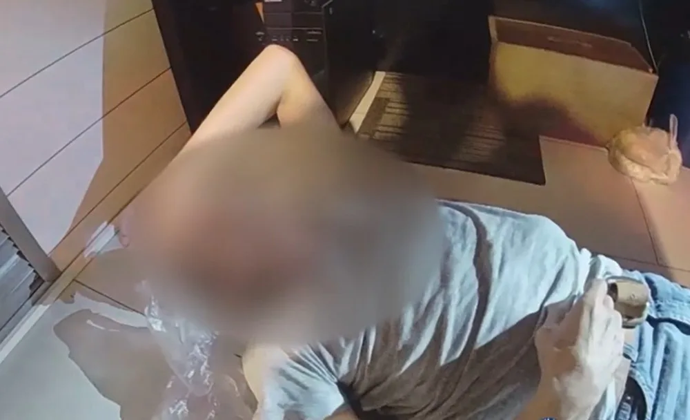 VIDEO: Starší muž se skácel k zemi. Zachránila ho všímavá kolemjdoucí