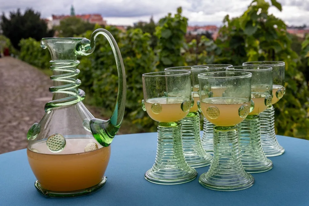 Lidé mohou za nalezený žeton získat dvojku burčáku zdarma.