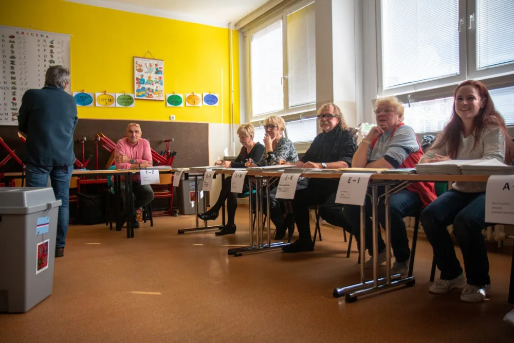 VOLBY 2022: Sčítání hlasů začalo. Volební místnosti se úderem druhé hodiny uzavřely