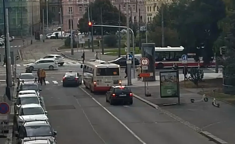 Na Florenci muž předjížděl autobus na přechodu.