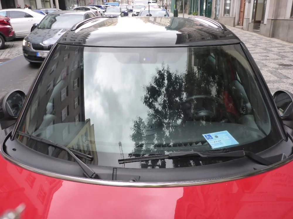 Žena parkovala na místě pro invalidy s falešnou parkovací kartou. Policii tvrdila, že šlo o dárek