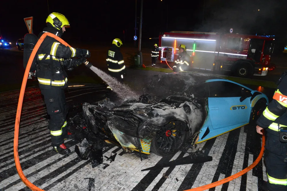 Příčina požáru se zatím vyšetřuje