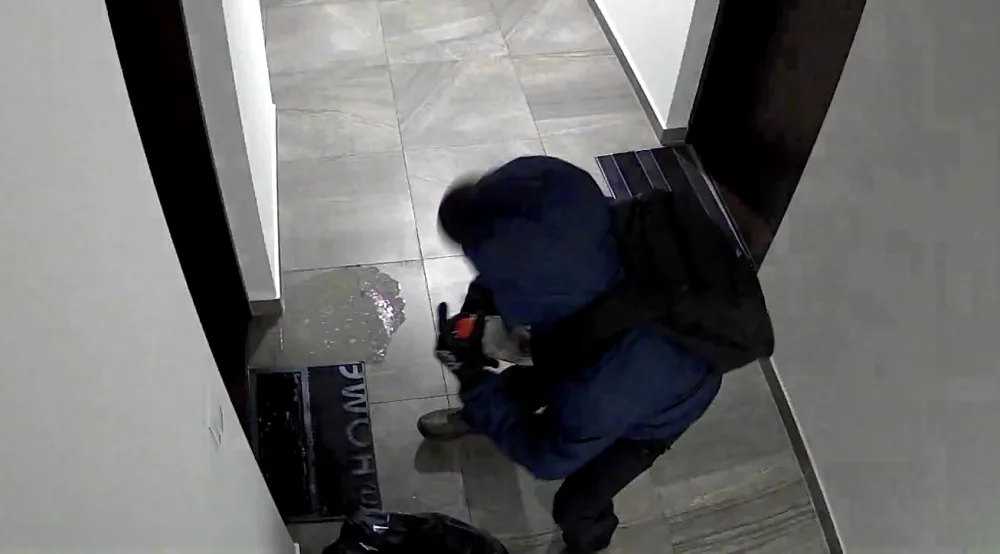 Po žháři pátrá policie.