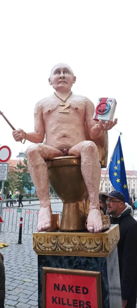 Před Pražským hradem se sešli demonstranti. Vyzývají ke sjednocení Evropské unie