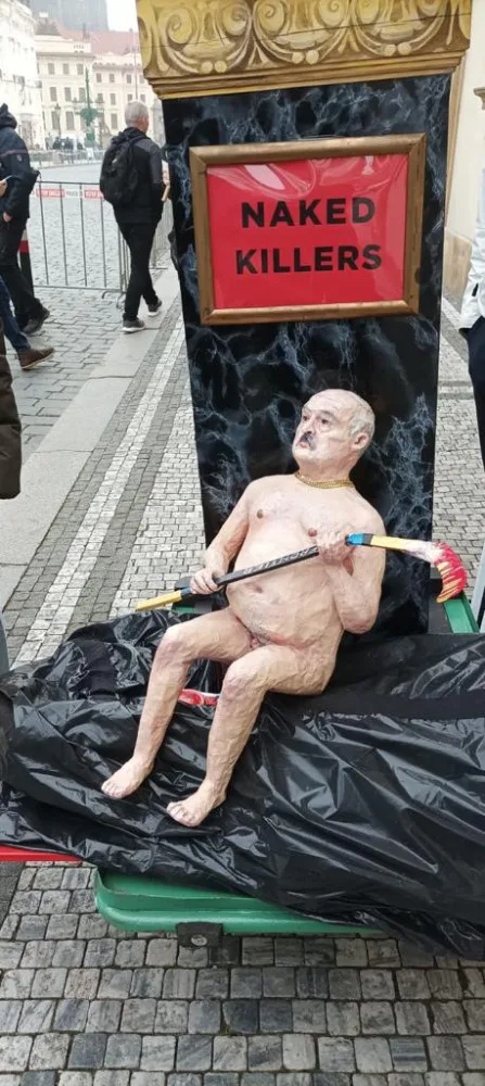 Před Pražským hradem se sešli demonstranti. Vyzývají ke sjednocení Evropské unie