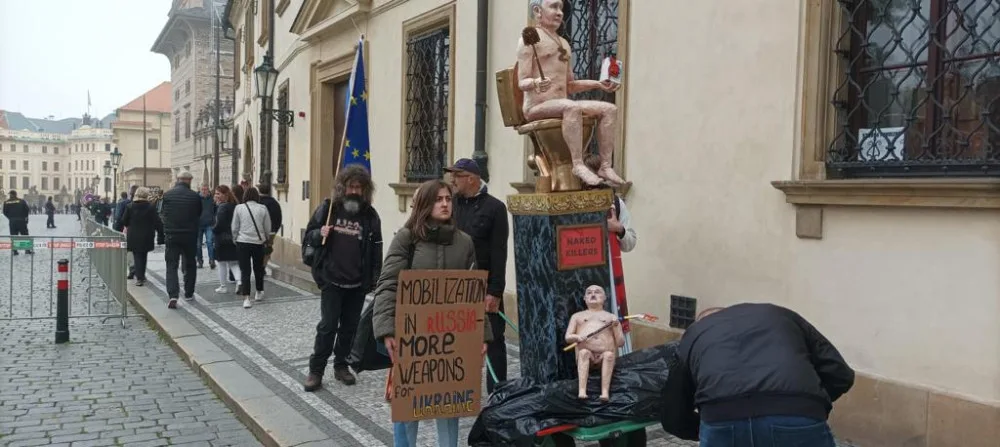 Před Pražským hradem se sešli demonstranti. Vyzývají ke sjednocení Evropské unie
