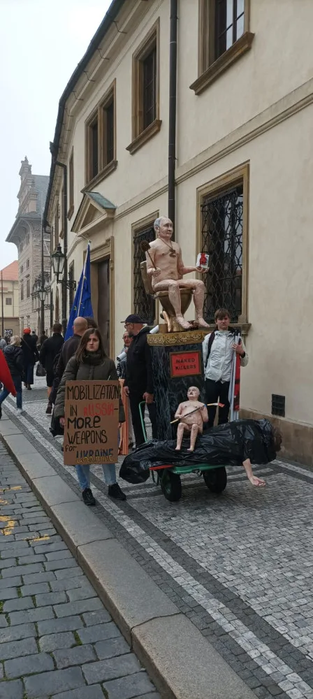 Před Pražským hradem se sešli demonstranti. Vyzývají ke sjednocení Evropské unie
