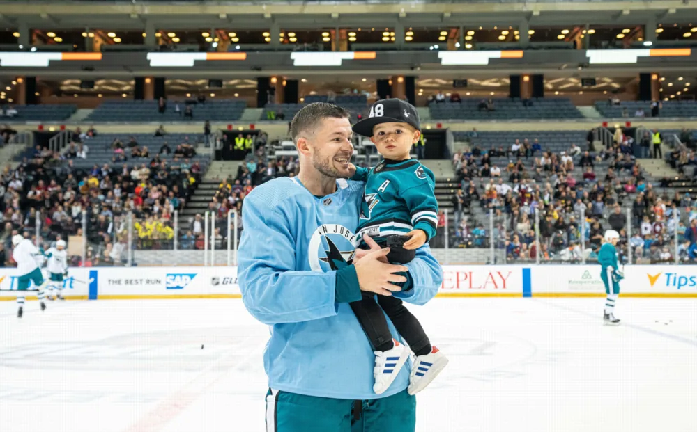 Hvězdy NHL září v Praze. Hertl vzal syna na led a ukázal Prahu spoluhráčům