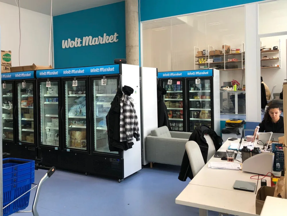 Wolt Market vypadá na první pohled jako normální obchod.
