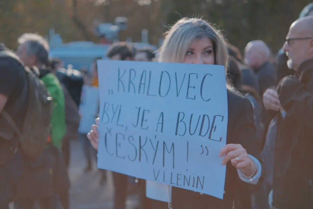 FOTOGALERIE: Lidé demonstrovali před ruskou ambasádou. Chtějí vrátit Kaliningrad Česku