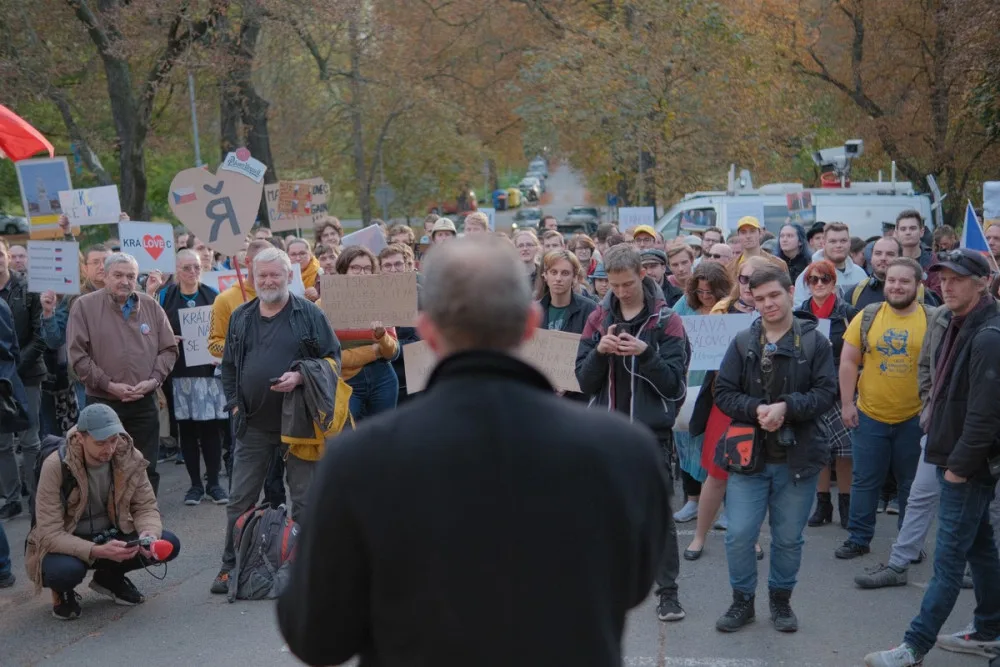 FOTOGALERIE: Lidé demonstrovali před ruskou ambasádou. Chtějí vrátit Kaliningrad Česku