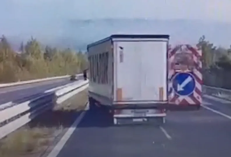 Muž ohrozil víc než dvacet aut.
