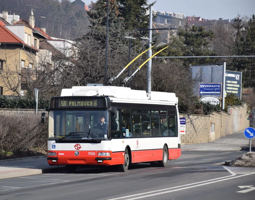 Trasa začíná na Palmovce a pokračuje přes Letňany do Čakovic.