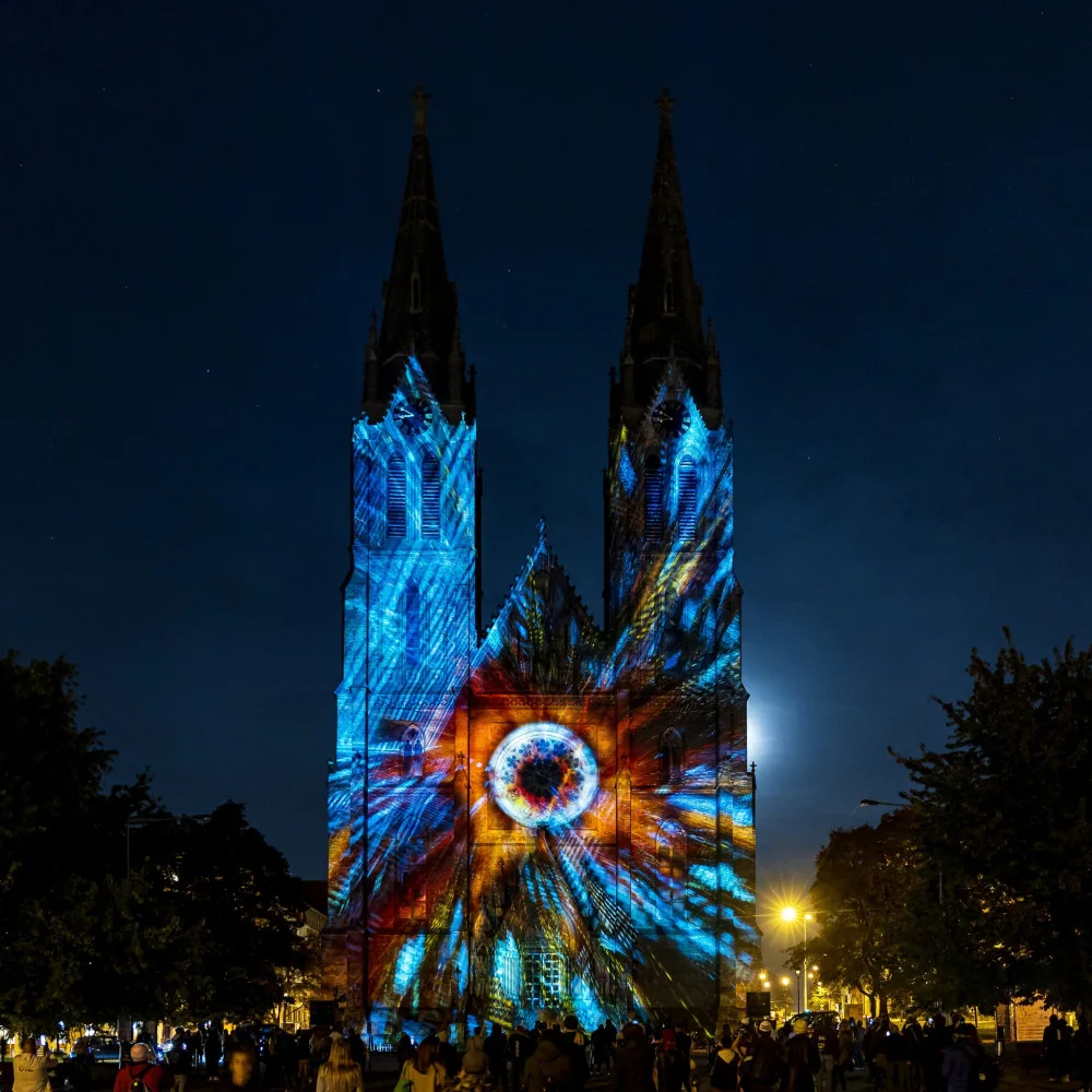 Signal festival rozsvítil kostel na náměstí Míru. Přečtěte si, jaký je program