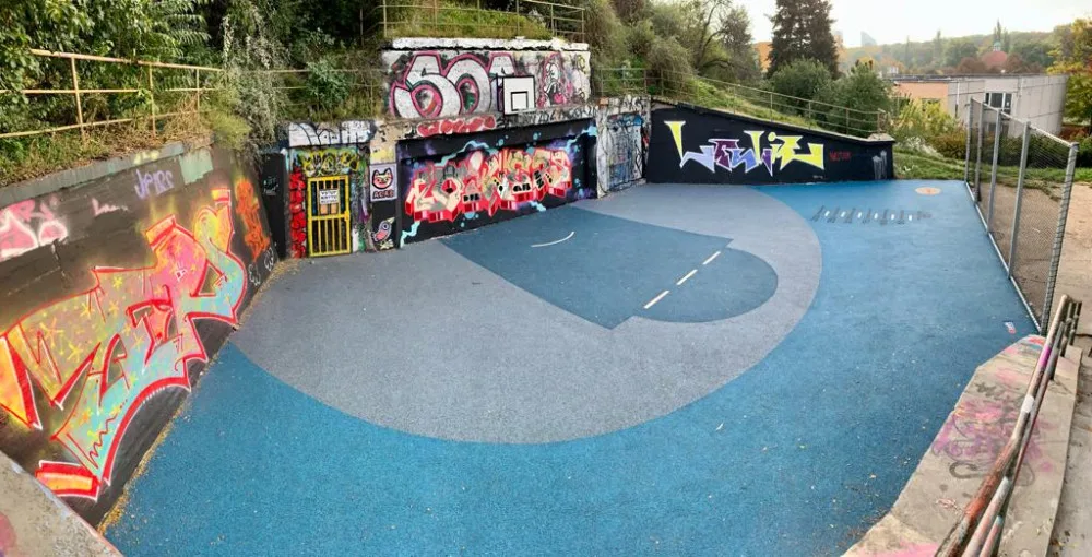 Ošuntělé zákoutí na Žižkově rozzářilo nové hřiště na streetball