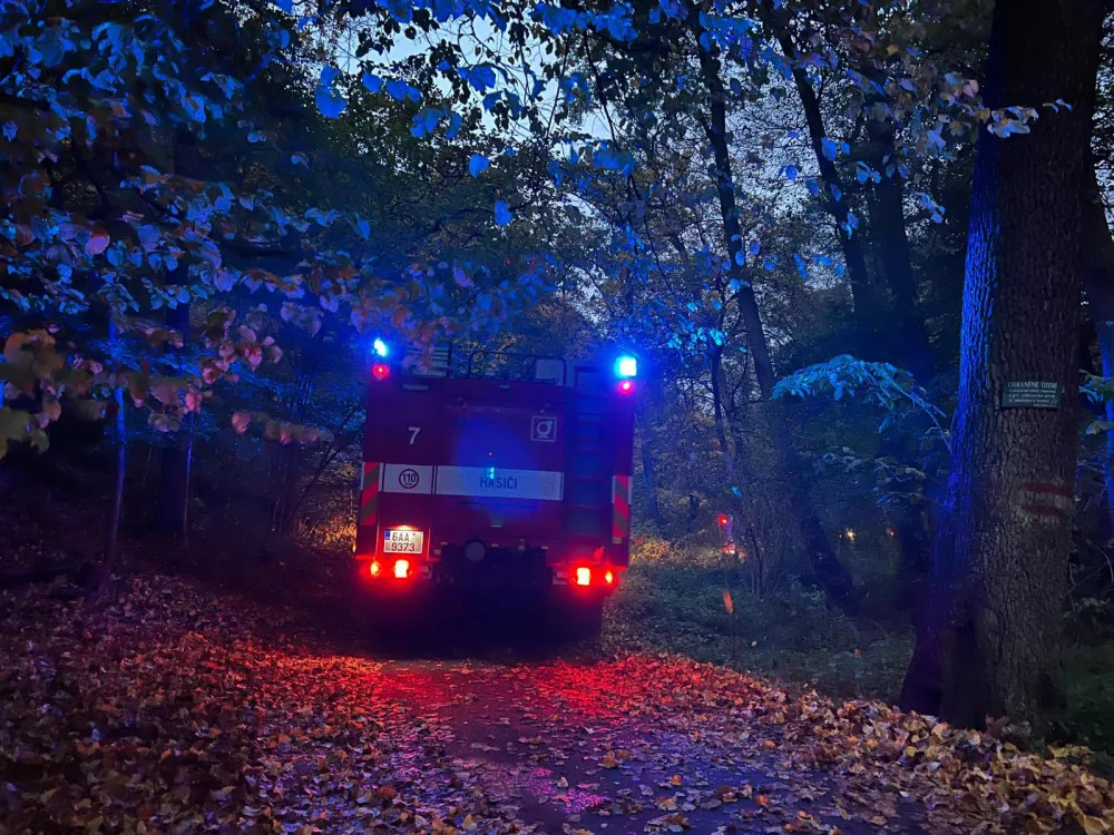 V Divoké Šárce uvízli lidé na skále, hasiči je zachránili