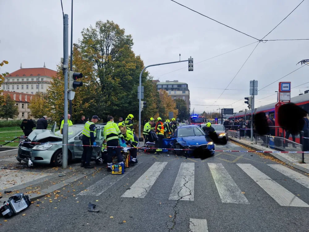 Hromadná nehoda šesti aut zkomplikovala provoz v Praze