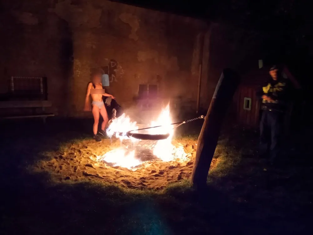 Žena se svlékla a tančila u zapálené houpačky.