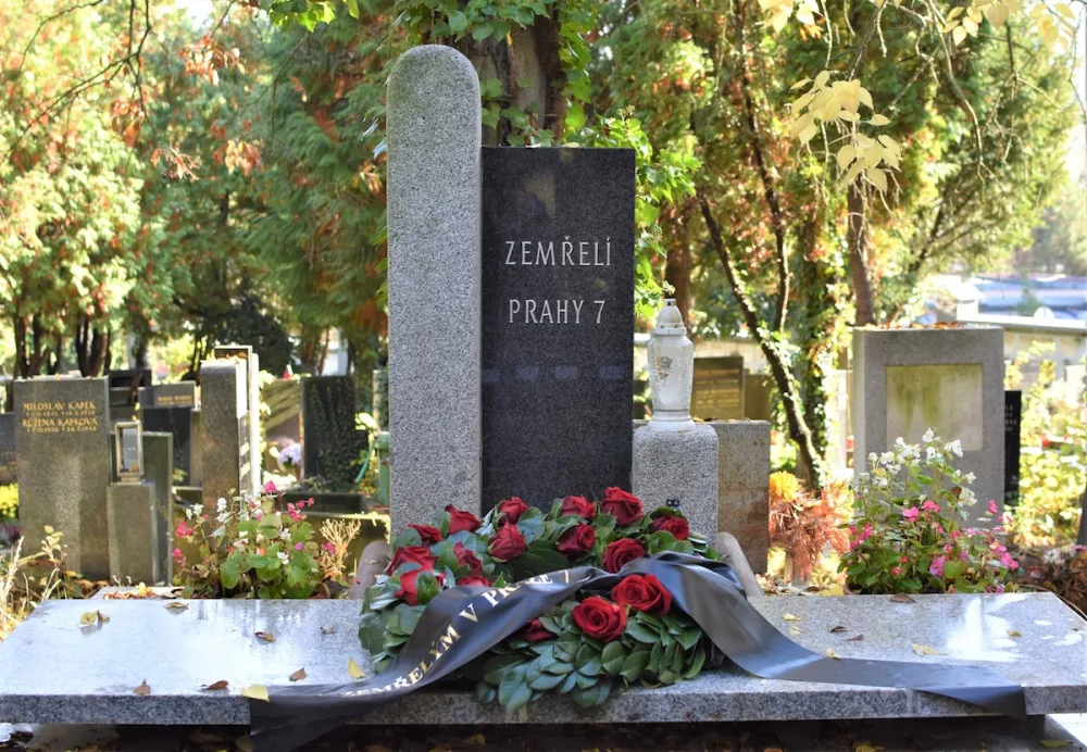 Městská část zřídila pro zesnulé hrob.