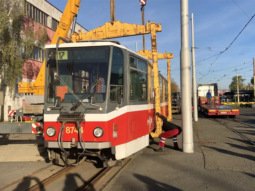 Praha poslala na Ukrajinu první čtyři darované tramvaje