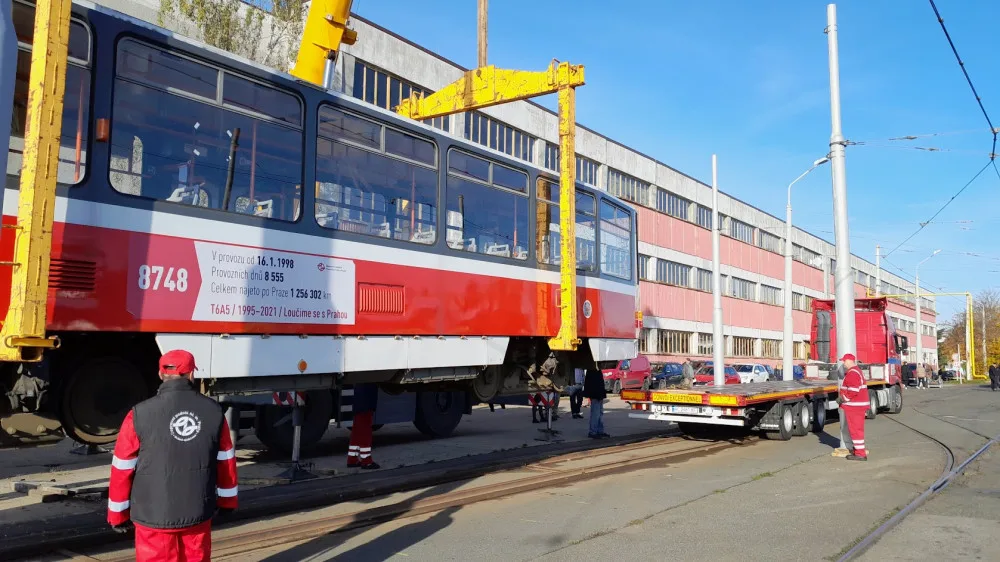 Praha poslala na Ukrajinu první čtyři darované tramvaje