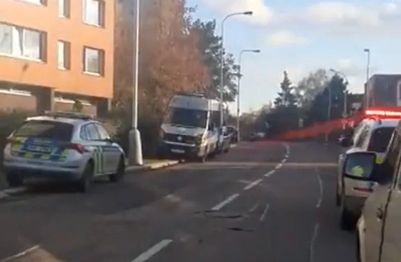 Tragédie v Praze. V bytě našli mrtvého mladíka, druhý leží pobodaný v nemocnici