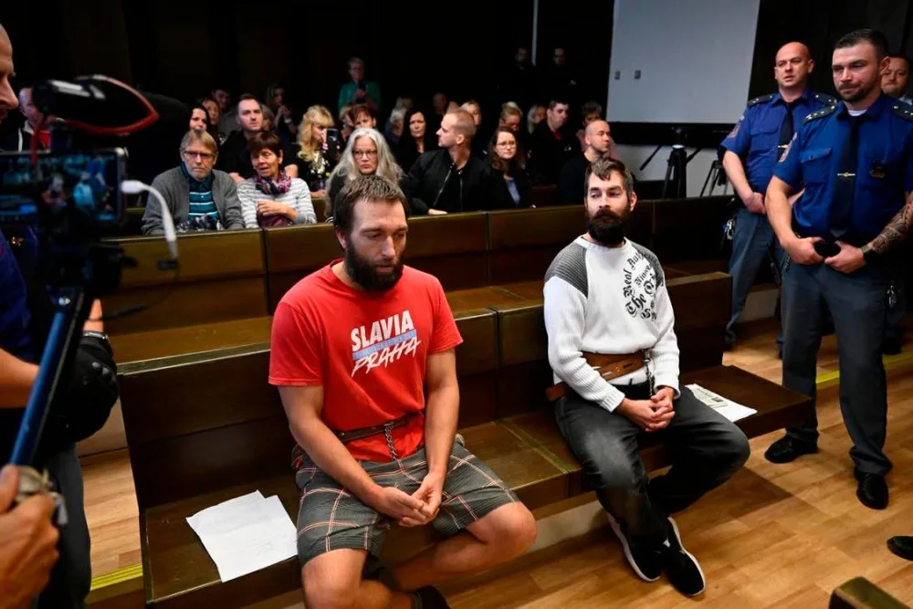 Okresní soud v Kladně projednával kauzu Patrika Tušla (vpravo) a Tomáše Čermáka (vlevo), kteří jsou stíháni pro přečiny hanobení národa, rasy, etnické nebo jiné skupiny osob. Foto: ČTK/Deml Ondřej