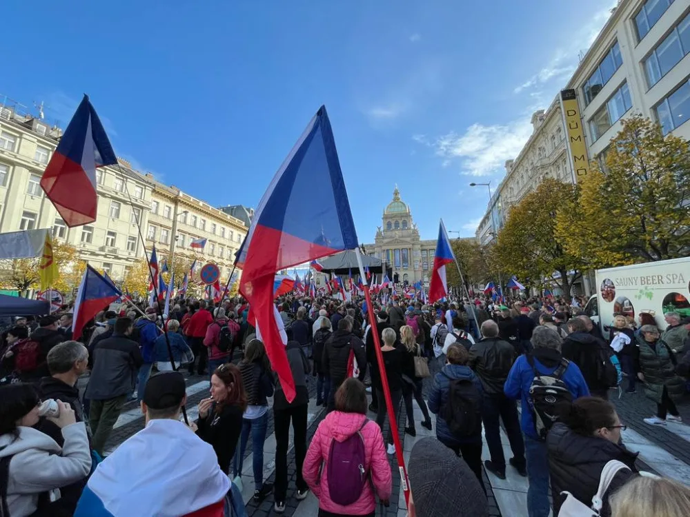 Na Václavském náměstí protestují tisíce lidí. Chtějí demisi vlády