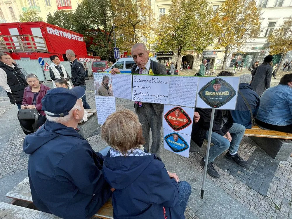VIDEO: Na Václavském náměstí protestují tisíce lidí. Chtějí demisi vlády