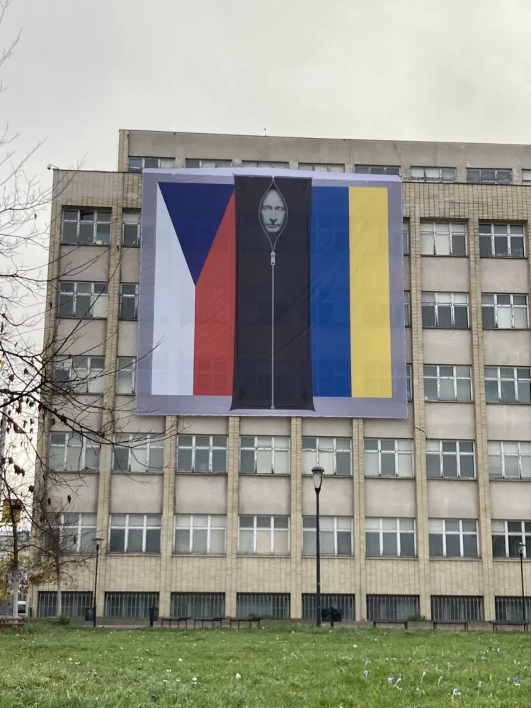Vlajky budou na budově týden.