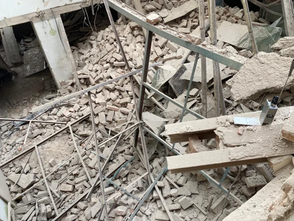 V Příbrami spadla na dělníky střecha. Pražská záchranka poslala na pomoc vrtulník