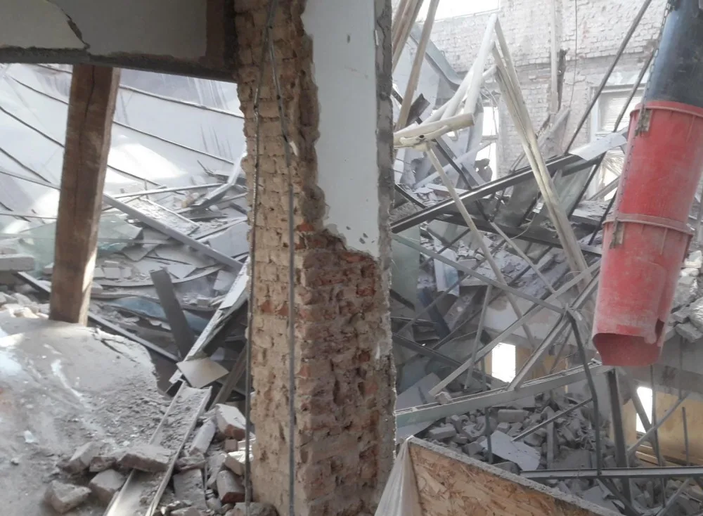 V Příbrami spadla na dělníky střecha. Pražská záchranka poslala na pomoc vrtulník