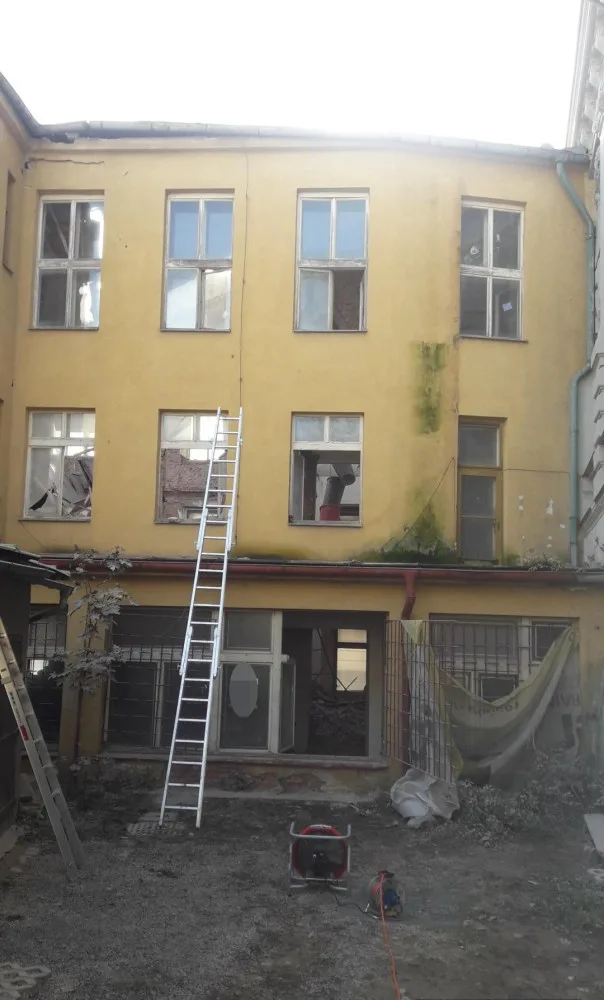 V Příbrami spadla na dělníky střecha. Pražská záchranka poslala na pomoc vrtulník