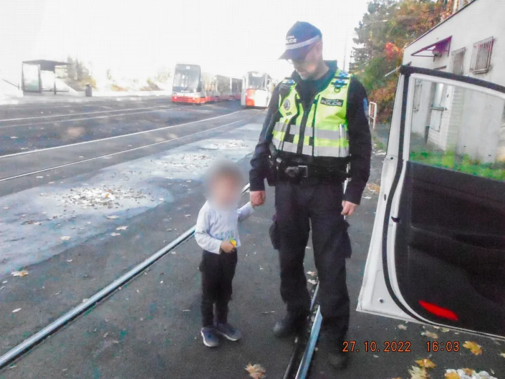 Čtyřletý chlapeček se ztratil v Praze. Cestoval tramvají, zachránil ho mladík