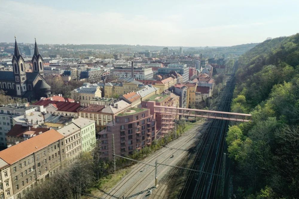 Vítkov a Karlín propojí lávka. Povede nad železniční tratí