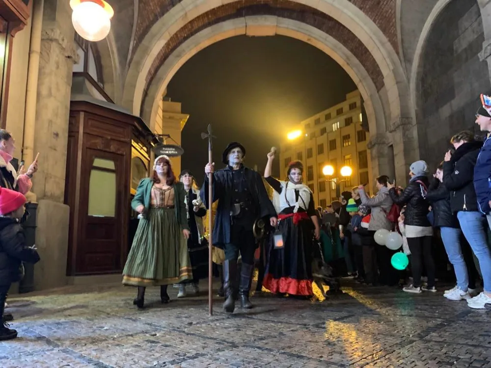 VIDEO: V Praze se slaví antihalloween. Do ulic vyrazila strašidla