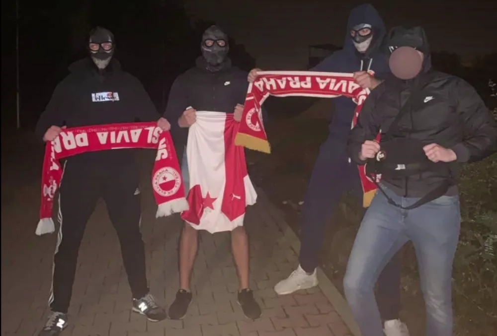 Mužu brali předměti s fotbalovou tématikou.