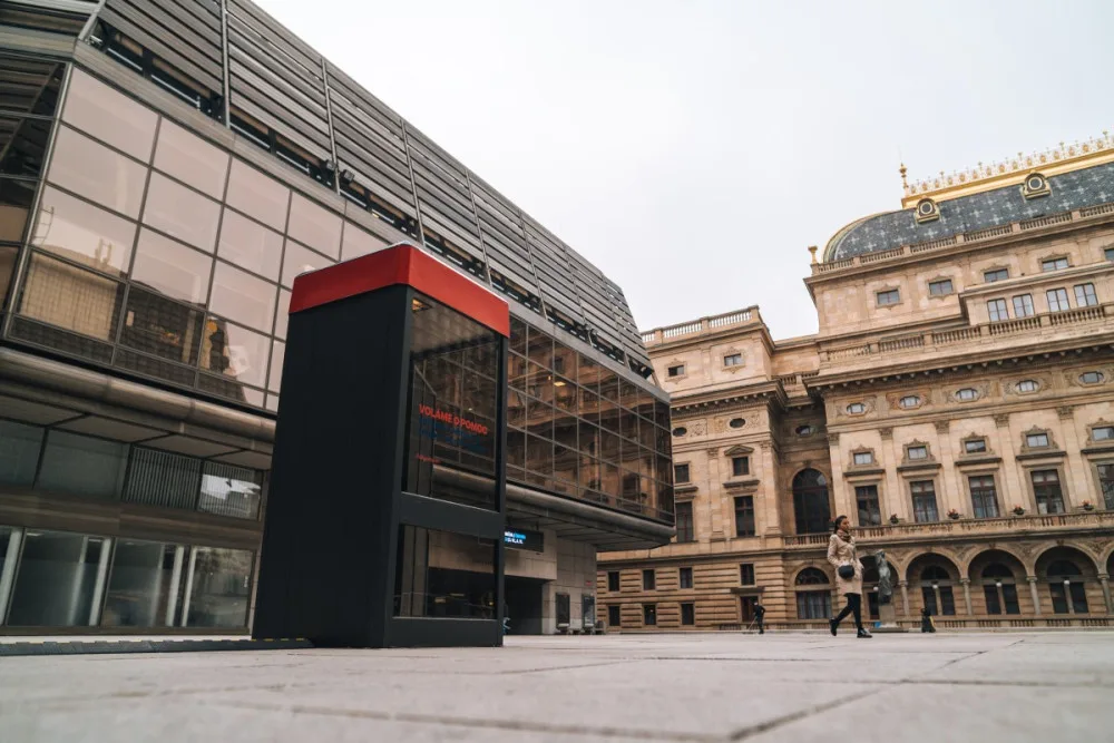 U Národního divadla stojí telefonní budka. Nabízí příběhy lidí v nouzi