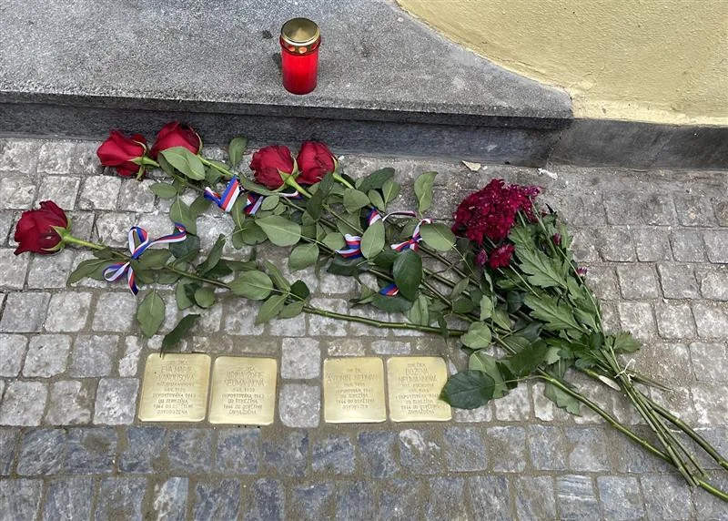V Praze přibyly nové Kameny zmizelých. Připomínají oběti holocaustu a nacismu
