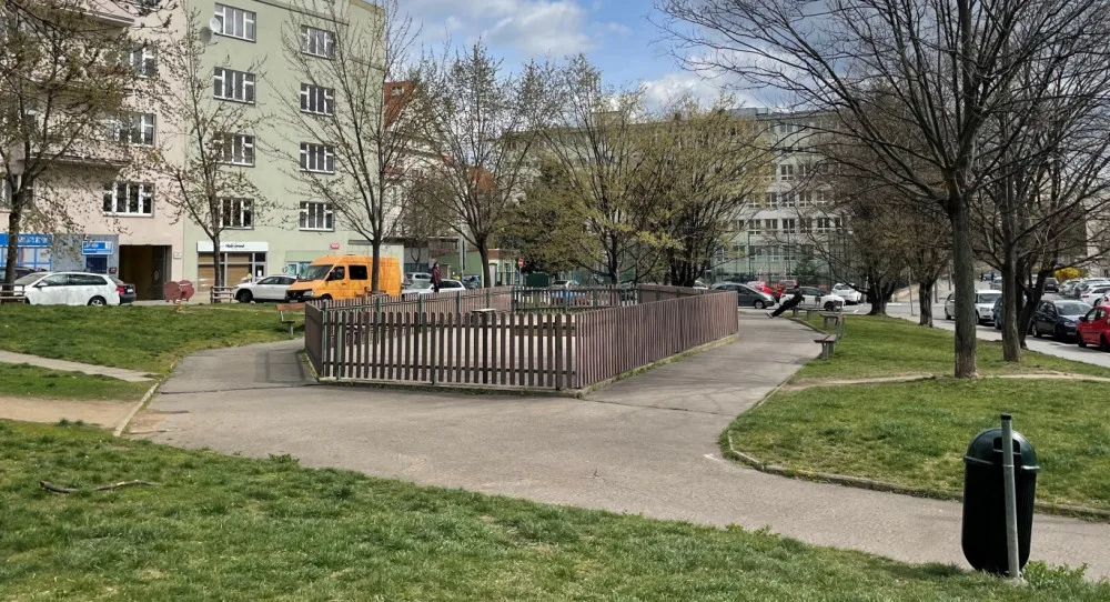 Aktuální stav veřejného prostoru u Vinohradské nemocnice.