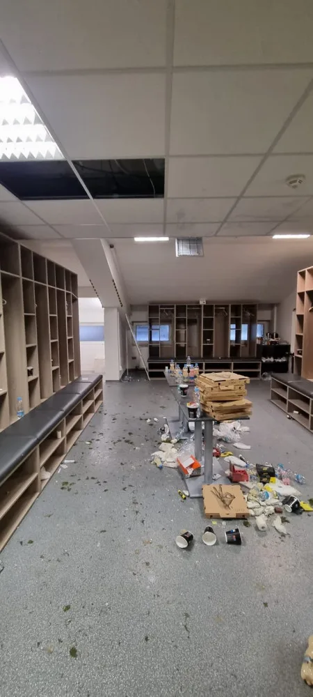Hráči Sparty po vyhraném utkání v Plzni zdemolovali šatny, fanoušci zapalovali sedačky i útroby stadionu