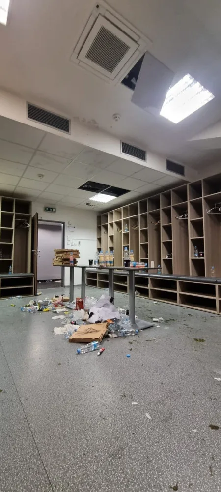 Hráči Sparty po vyhraném utkání v Plzni zdemolovali šatny, fanoušci zapalovali sedačky i útroby stadionu