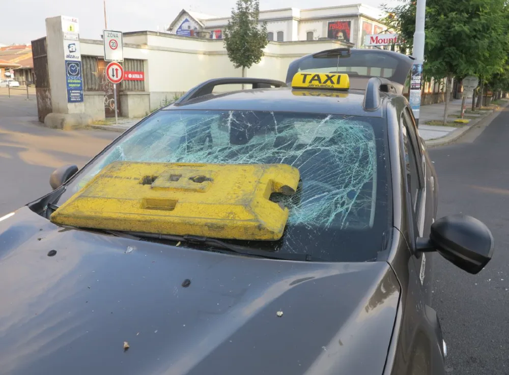 Na kapotu agresor hodil stojan od dopravní značky.